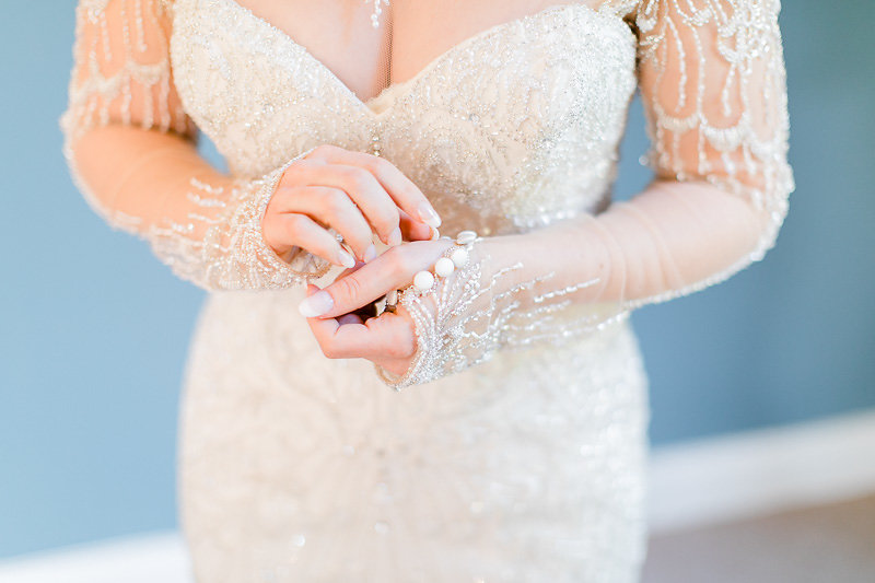 Details Brautkleid mit langen Armen