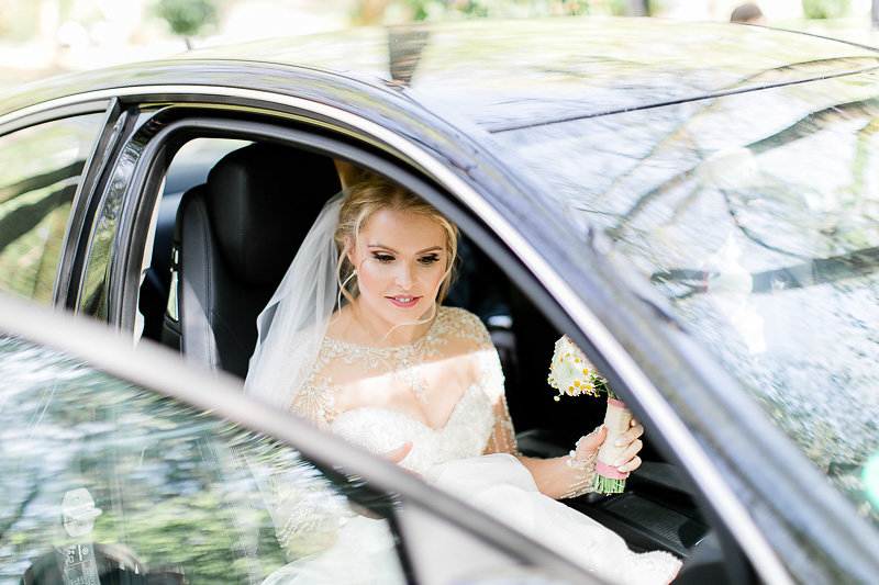 Braut Daria im Hochzeitsauto
